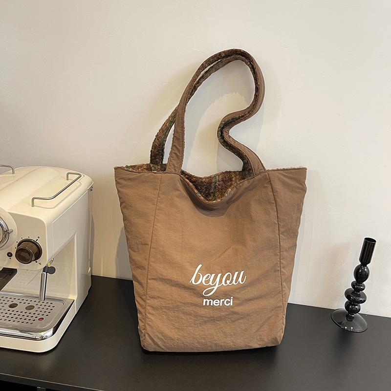 2024 Осень/Зима Повседневная Корейский Стиль Вертикальная Полоска Пушистая Двусторонняя Сумка-Тоут Большой Вместимости