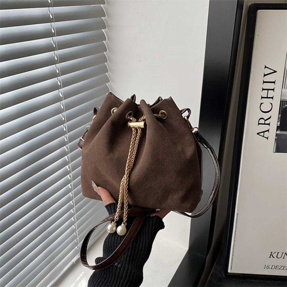 Fashion Large Capacity Crossbody Bags Adjustable Strap Faux Suede Women s Handbags Solid Color Drawstring Tote Bag Women кофейный
Fashion Large Capacity Crossbody Bags Adjustable Strap Faux Suede Women s Handbags Solid Color Drawstring Tote Bag Women кофейный