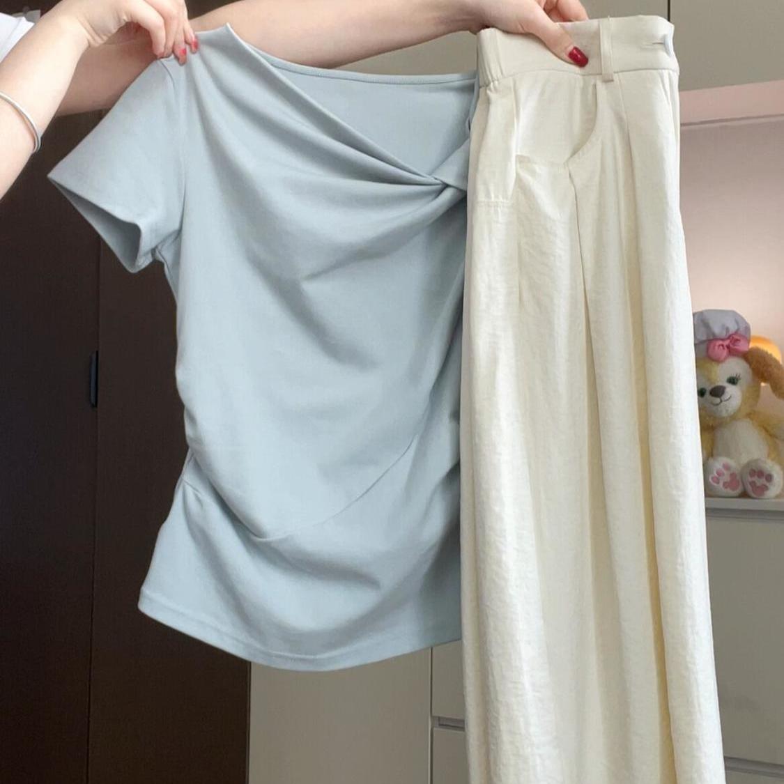 Korean Chic Asymmetrical Neckline T-shirt & High Waist Wide Leg Pants Two-Piece Set L (recommended for 52-60 kg)
Korean Chic Asymmetrical Neckline T-shirt & High Waist Wide Leg Pants Two-Piece Set L (recommended for 52-60 kg)