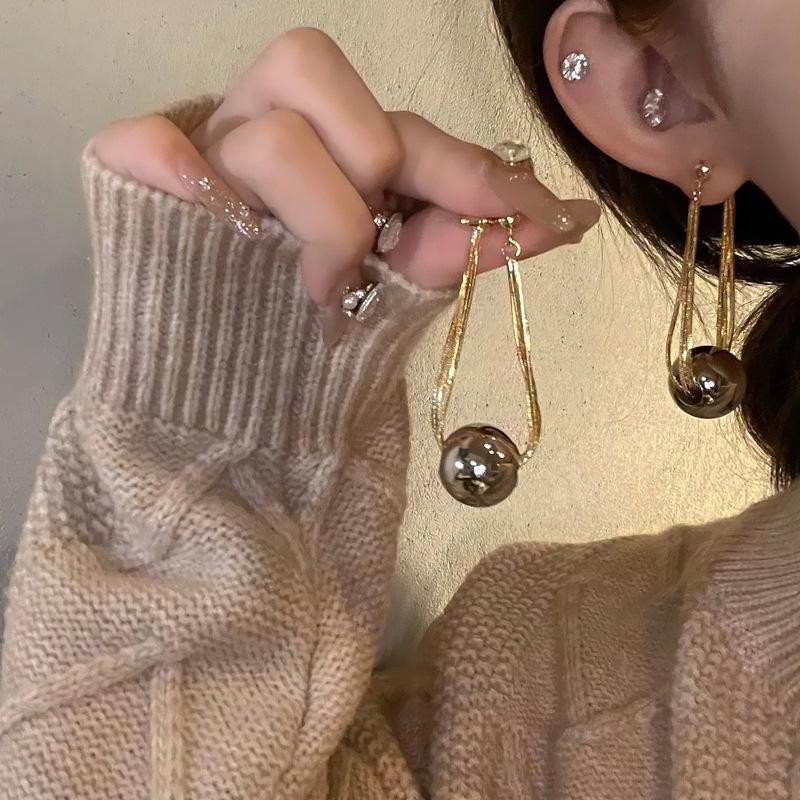 Fashion front and rear wear round bead fringed earrings light luxury high sense retro earrings fashion design earrings
Fashion front and rear wear round bead fringed earrings light luxury high sense retro earrings fashion design earrings