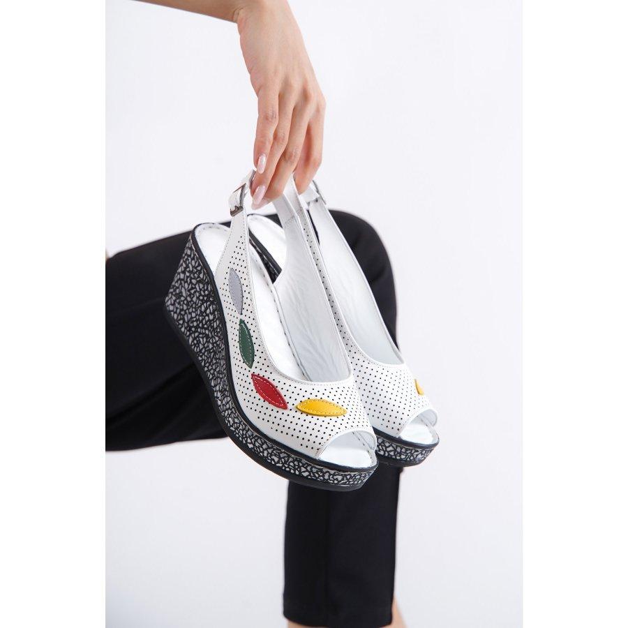 Женские повседневные сандалии из натуральной кожи с мягким каблуком
Женские повседневные сандалии из натуральной кожи с мягким каблуком