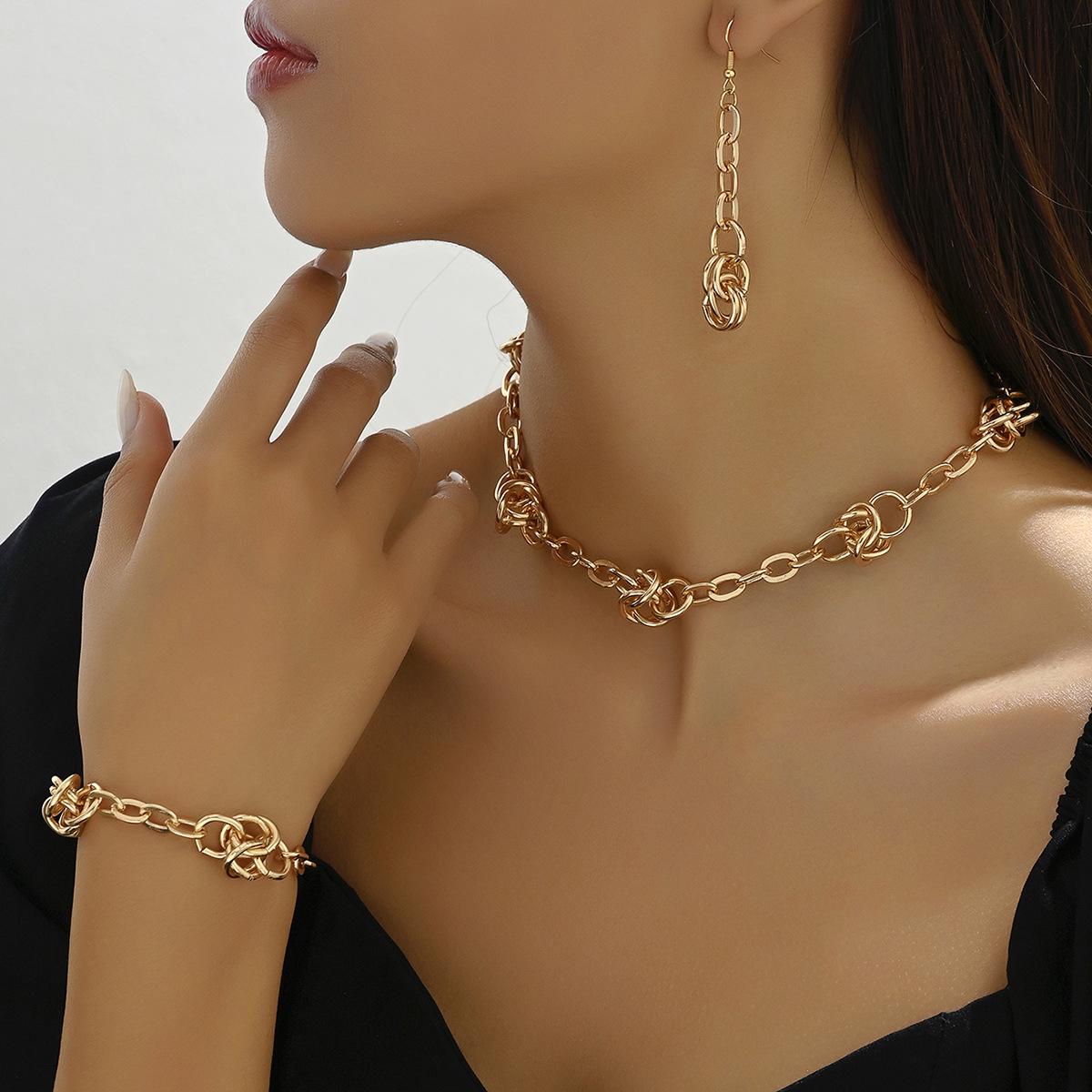 Exquisite Gold Metal Choker Necklace: Elegant Neck Jewelry Set with Matching Bracelet and Earrings.
Exquisite Gold Metal Choker Necklace: Elegant Neck Jewelry Set with Matching Bracelet and Earrings.