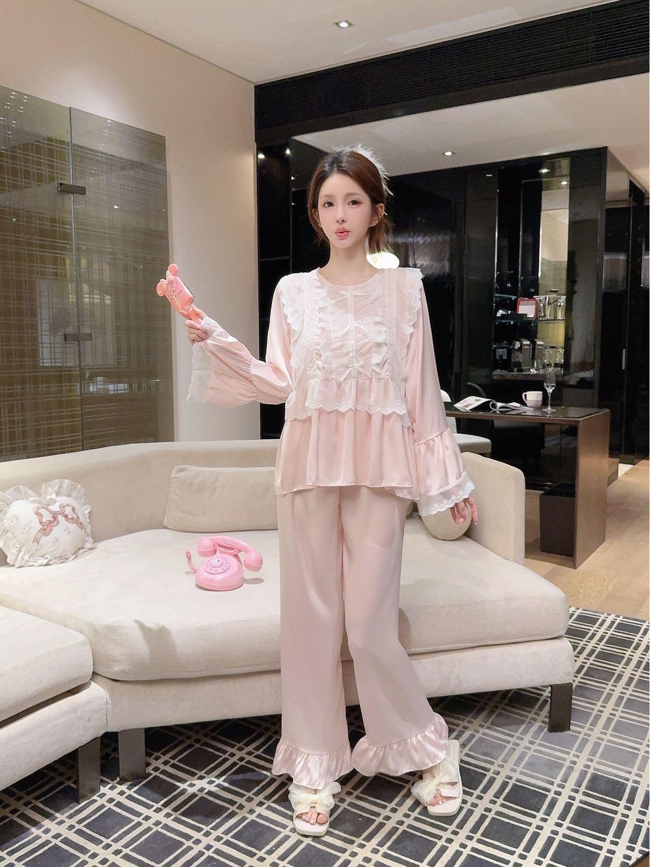 Exquisite French Court Long-Sleeve Ice Silk Pajama Set with Lace for Women - Spring & Autumn Princess Style XL (120-140 jin)
Exquisite French Court Long-Sleeve Ice Silk Pajama Set with Lace for Women - Spring & Autumn Princess Style XL (120-140 jin)