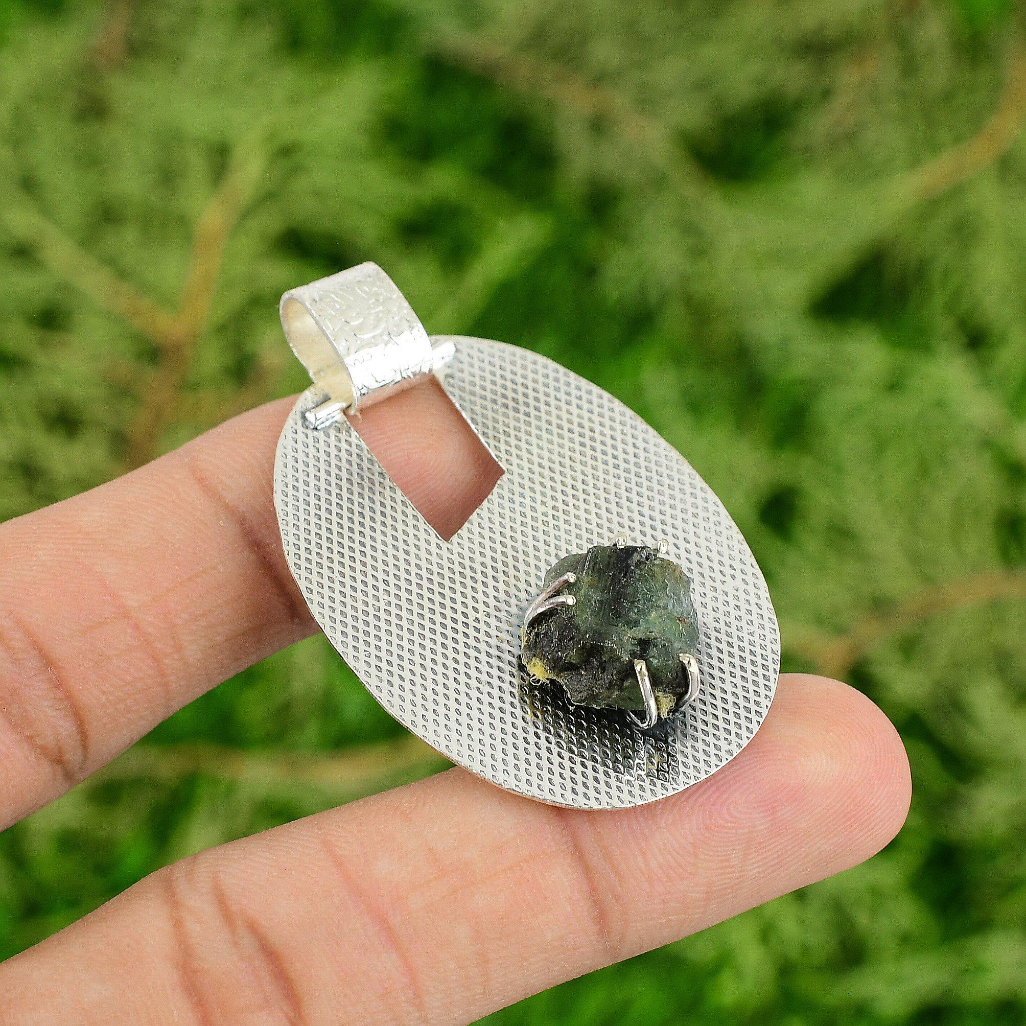 Daughters Day Sale 925 Sterling Silver Green Kyanite Rough Stone Pendant Jewelry
Daughters Day Sale 925 Sterling Silver Green Kyanite Rough Stone Pendant Jewelry