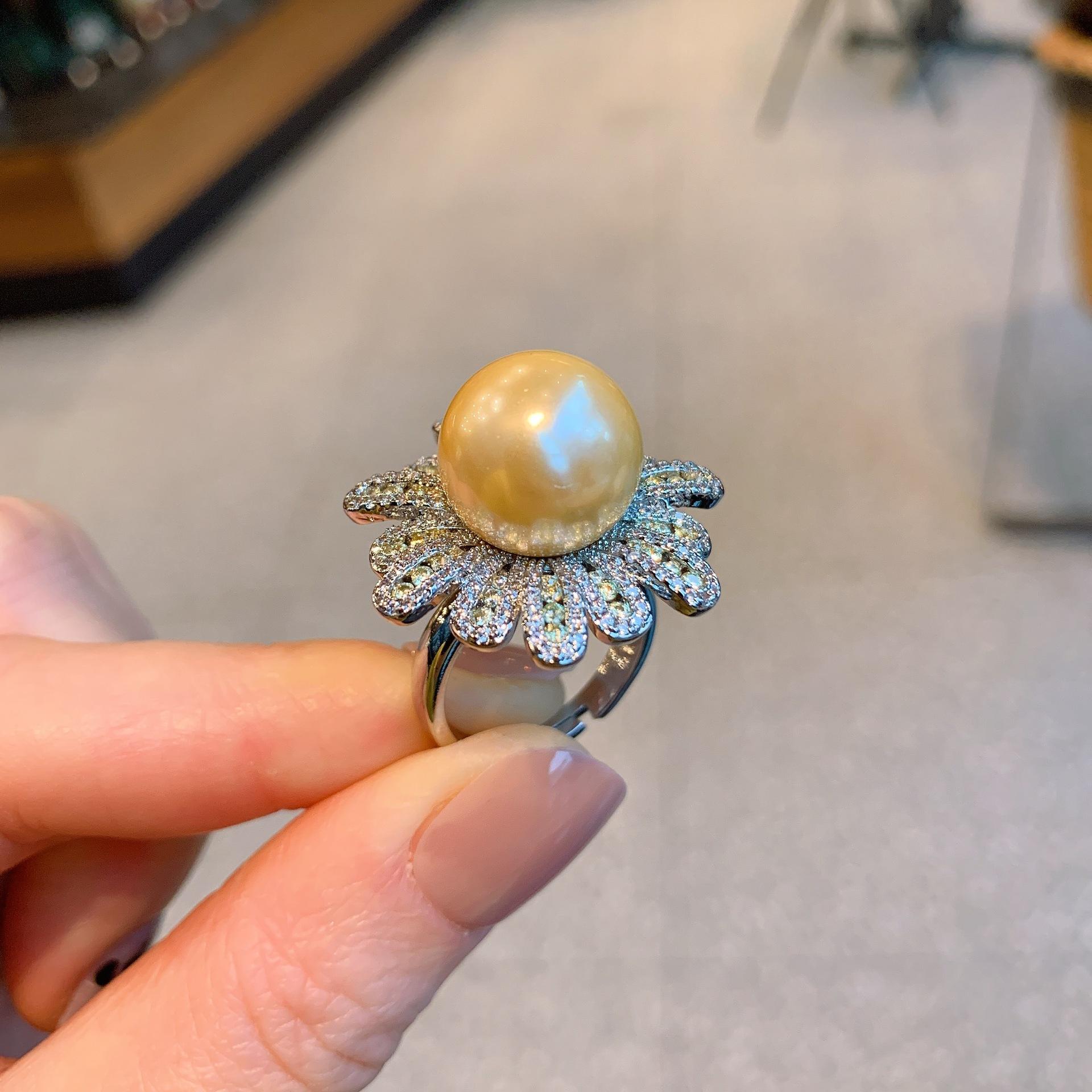 Австралийский жемчуг Fritillary, слегка украшенный желтыми бриллиантами, модное кольцо, регулируемое кольцо
Австралийский жемчуг Fritillary, слегка украшенный желтыми бриллиантами, модное кольцо, регулируемое кольцо