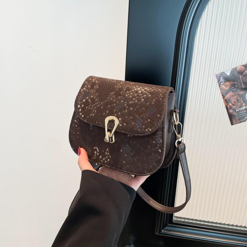 Женская сумка в иностранном стиле с плетеным узором, весна 2025, простая маленькая квадратная сумка, модный однотонный ретро-замок, сумка через плечо коричневый