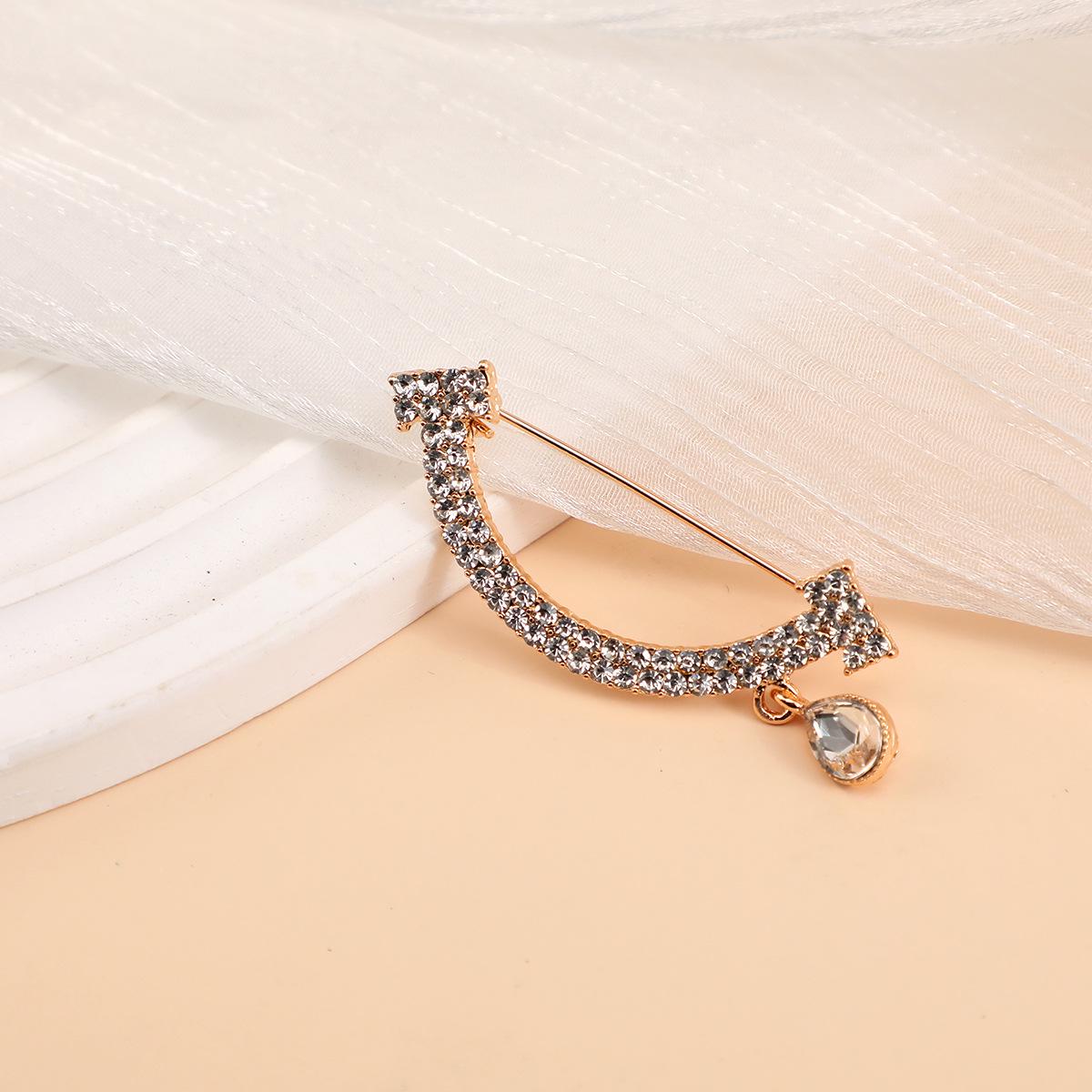 Alloy Inlaid Diamond Smile Pin: Women s Anti-Exposure Brooch with Exquisite Full Diamond Water Drop Design.
Alloy Inlaid Diamond Smile Pin: Women s Anti-Exposure Brooch with Exquisite Full Diamond Water Drop Design.