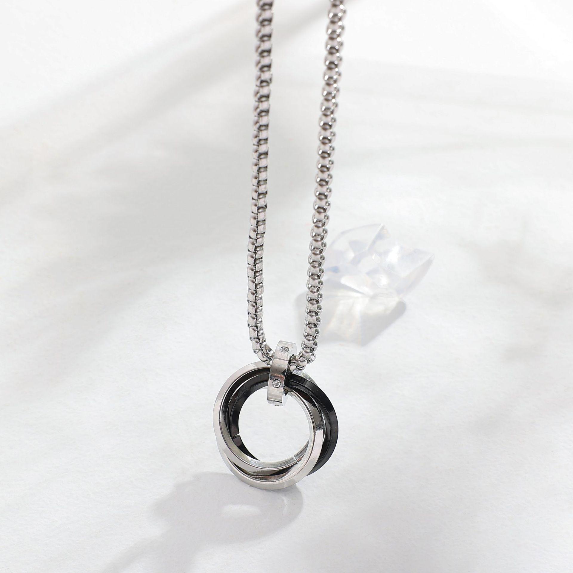 Ожерелье из титановой стали с тремя кольцами: Парный кулон в японско-корейском стиле хип-хоп (Три жизни, три мира)
Ожерелье из титановой стали с тремя кольцами: Парный кулон в японско-корейском стиле хип-хоп (Три жизни, три мира)