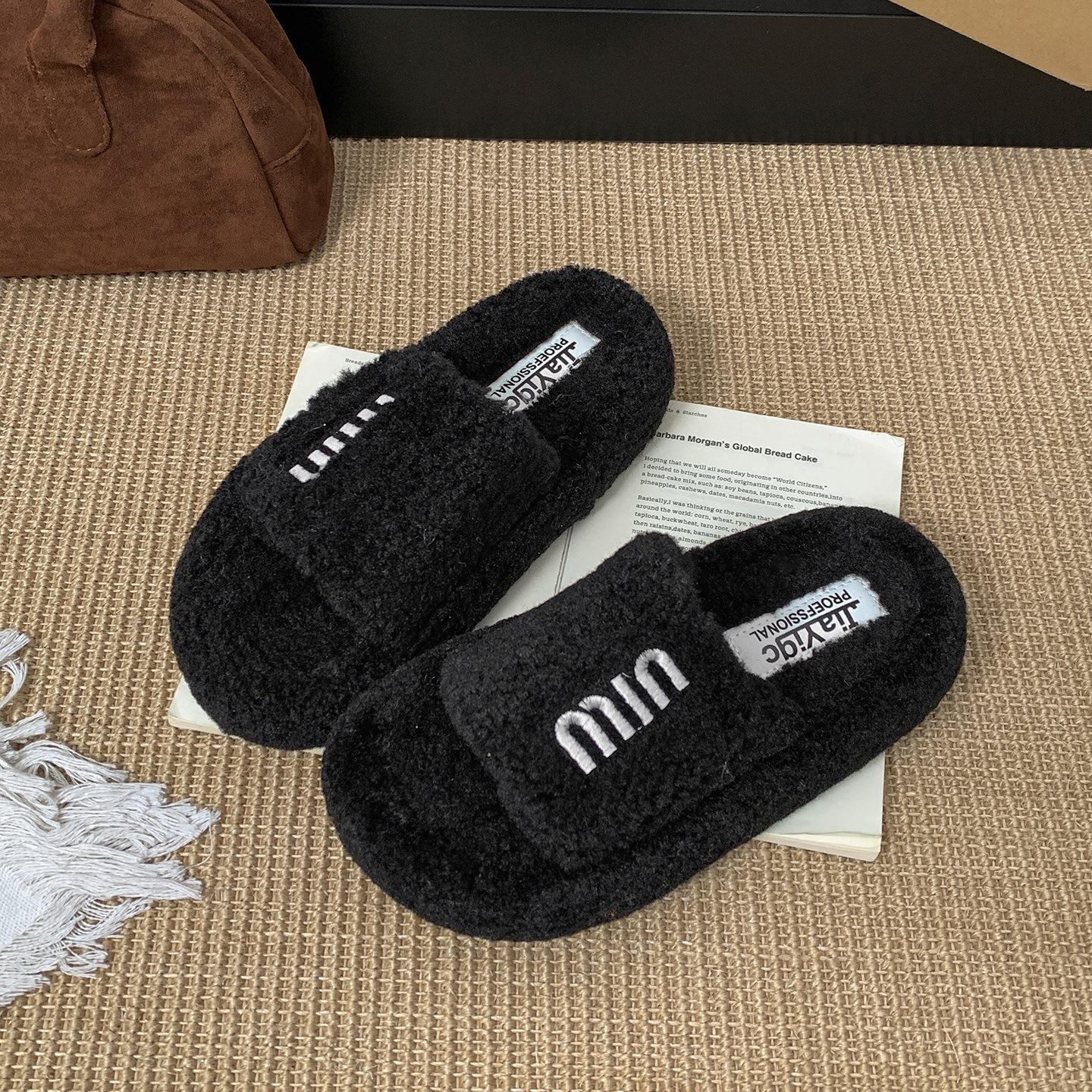 Черные ретро нескользящие толстоподошвенные пушистые тапочки для женской уличной обуви 2025 новые осенне-зимние универсальные мягкие тапочки-шлепанцы 40 чёрный
Черные ретро нескользящие толстоподошвенные пушистые тапочки для женской уличной обуви 2025 новые осенне-зимние универсальные мягкие тапочки-шлепанцы 40 чёрный