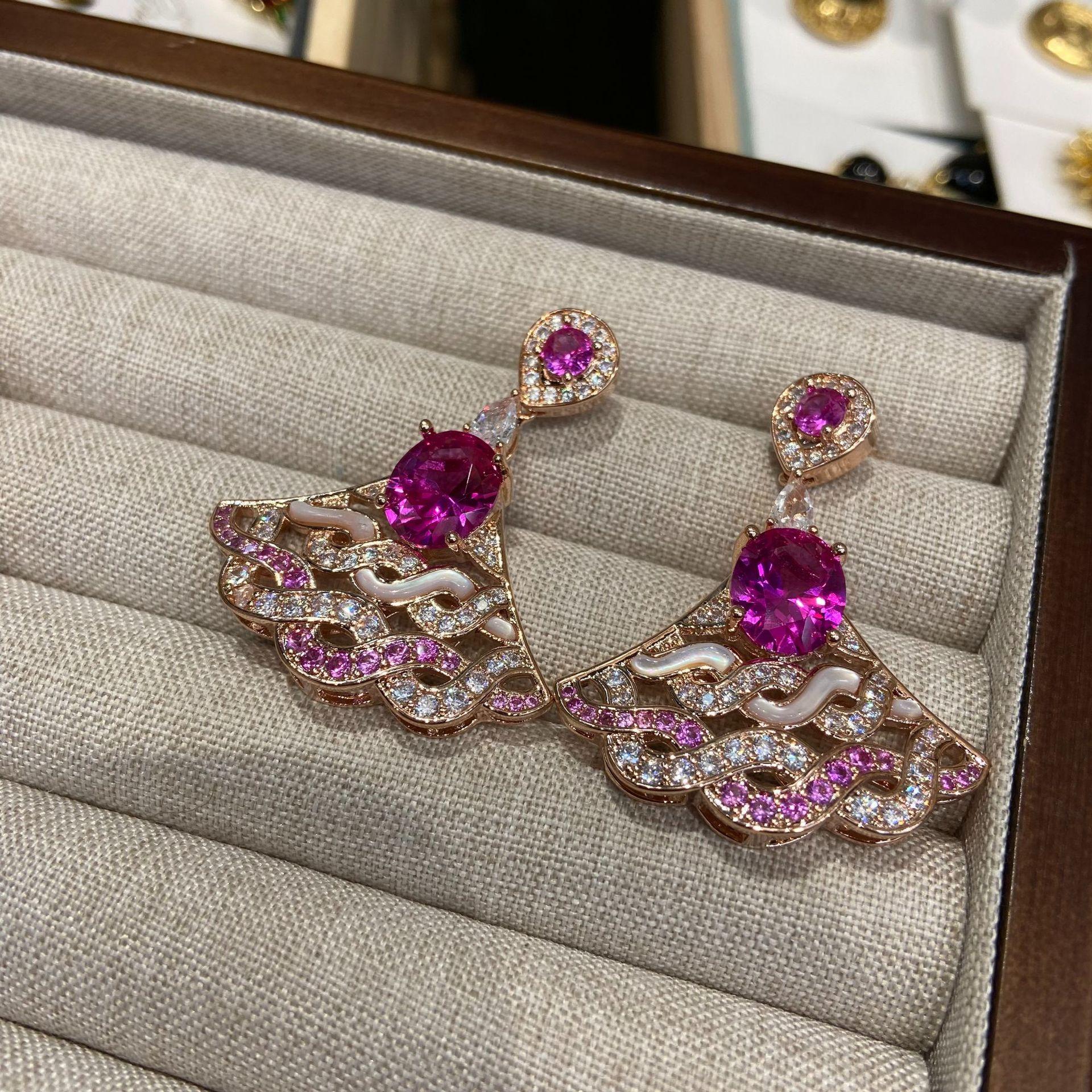 Pink Diamond Fan Necklace, Baoge S Deng Jiajia, The Same Luxury Women S Evening Dress, Collarbone Chain
Pink Diamond Fan Necklace, Baoge S Deng Jiajia, The Same Luxury Women S Evening Dress, Collarbone Chain