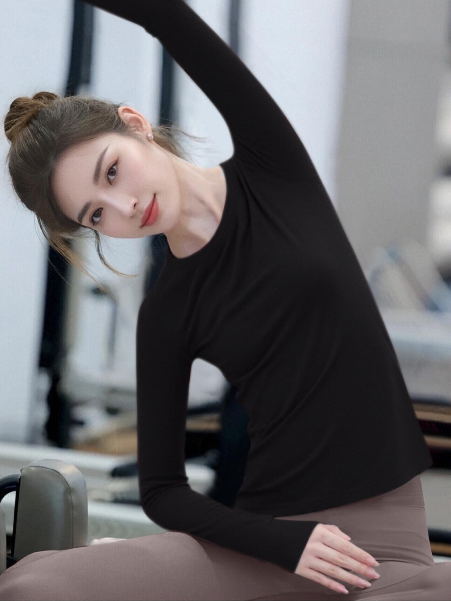 Red High-End Long Sleeve Yoga & Pilates Top for Women - Skin-Brightening Fitness Wear M (105-115 cm)
Red High-End Long Sleeve Yoga & Pilates Top for Women - Skin-Brightening Fitness Wear M (105-115 cm)