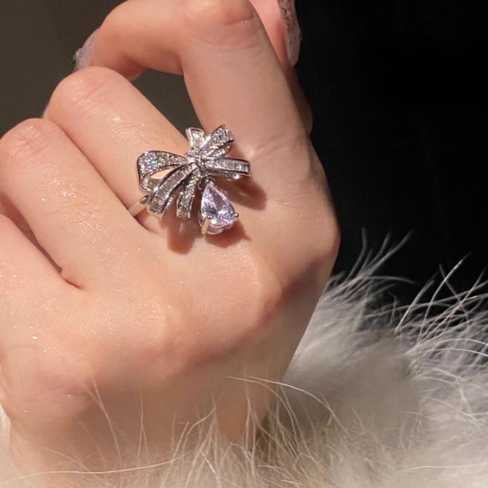 Summer bow, water droplet ring, female niche design, sweet and trendy open mouth ring opening adjustable білий
Summer bow, water droplet ring, female niche design, sweet and trendy open mouth ring opening adjustable білий