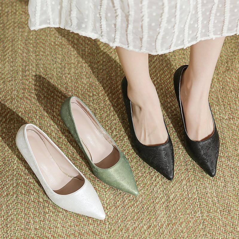 Spring and Autumn new pointed thin high heels women s shallow mouth temperament fashion temperament versatile large size single shoes 40 чорний
Spring and Autumn new pointed thin high heels women s shallow mouth temperament fashion temperament versatile large size single shoes 40 чорний