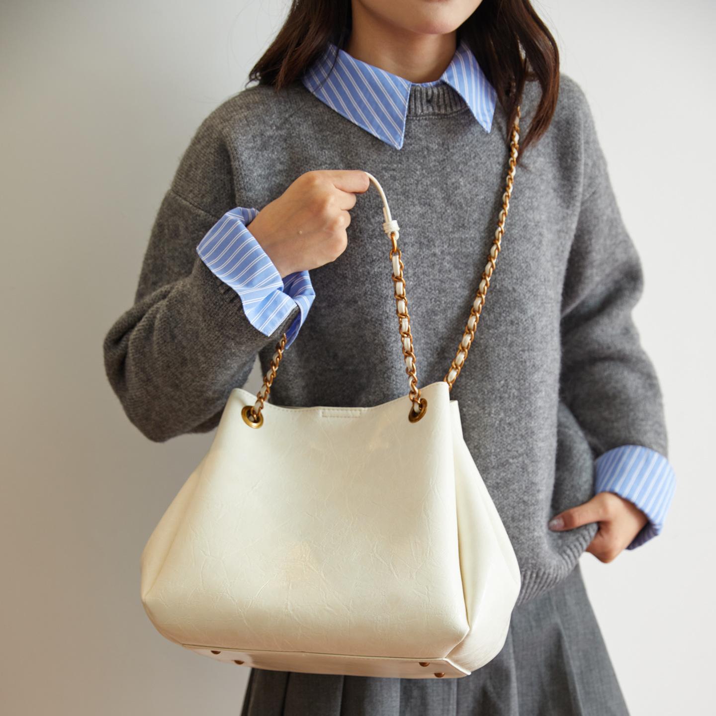 Women s Large Capacity Simple Tote Bag 2025 New Style Single Shoulder Crossbody Bag Luxury Sensation Handbag Polyester Fiber
Women s Large Capacity Simple Tote Bag 2025 New Style Single Shoulder Crossbody Bag Luxury Sensation Handbag Polyester Fiber