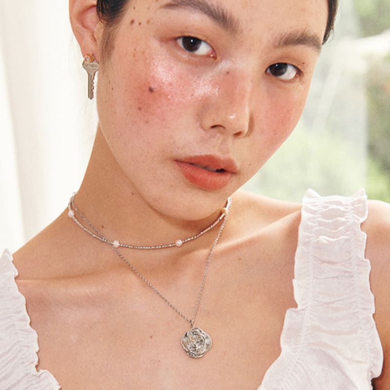 August Harmony Gemma Rose Necklace / 2color Silver
August Harmony Gemma Rose Necklace / 2color Silver