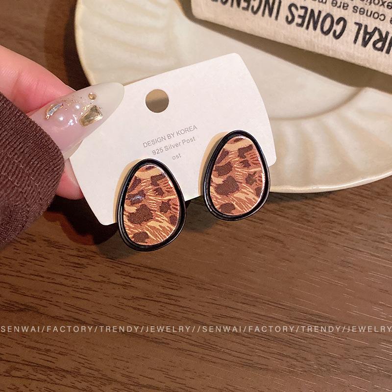 Autumn and winter new black edge leopard print love earrings women s high-end sense fashionable personalized earrings temperament earrings
Autumn and winter new black edge leopard print love earrings women s high-end sense fashionable personalized earrings temperament earrings