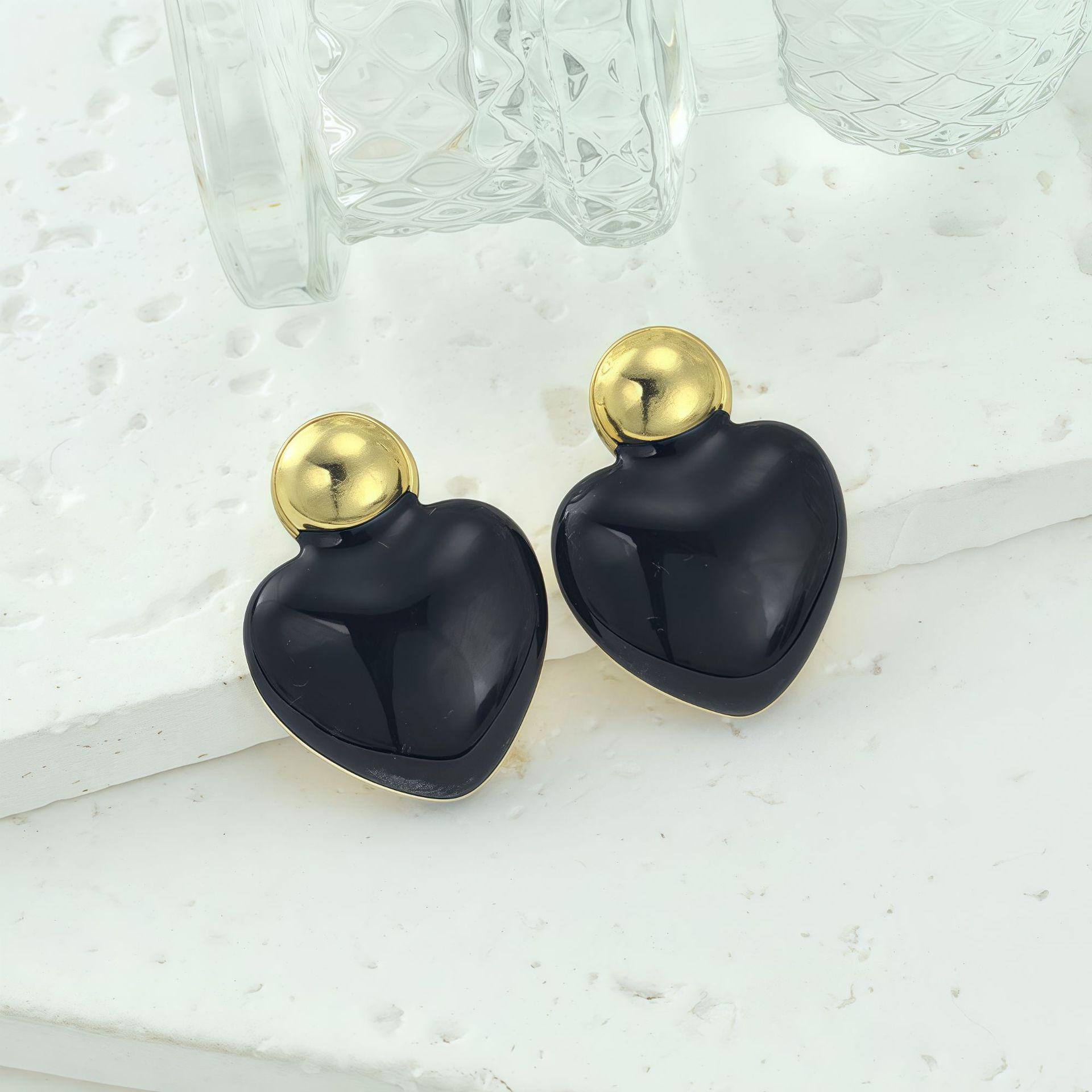 Versatile Heart Stud Earrings for Women – Elegant Design, Light Luxury Gift for Best Friend чёрный
Versatile Heart Stud Earrings for Women – Elegant Design, Light Luxury Gift for Best Friend чёрный