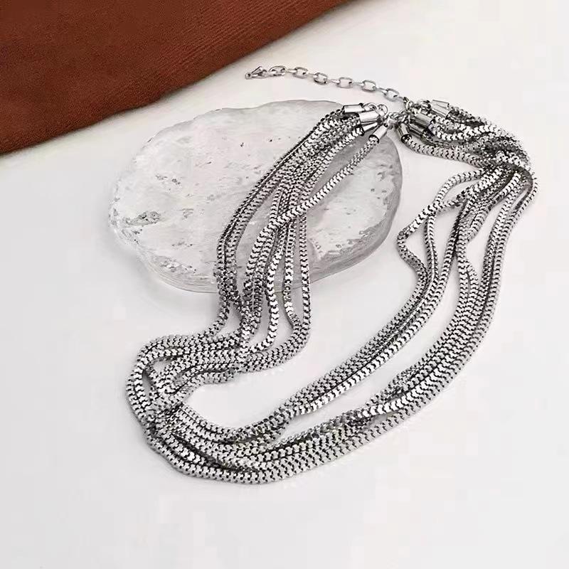 European and American cold temperament wind metal chain necklace fashion personality multi-layer box chain retro item decoration срібний
European and American cold temperament wind metal chain necklace fashion personality multi-layer box chain retro item decoration срібний