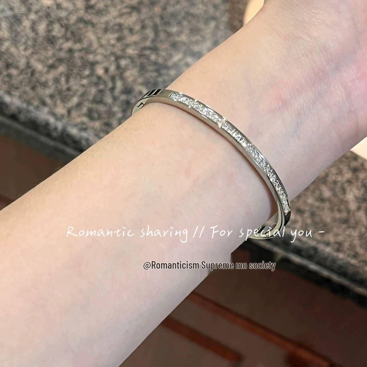 Exquisite Baby s Breath Bangle: High-End Titanium Steel, Non-Fading, Light Luxury Women s Jewelry
Exquisite Baby s Breath Bangle: High-End Titanium Steel, Non-Fading, Light Luxury Women s Jewelry