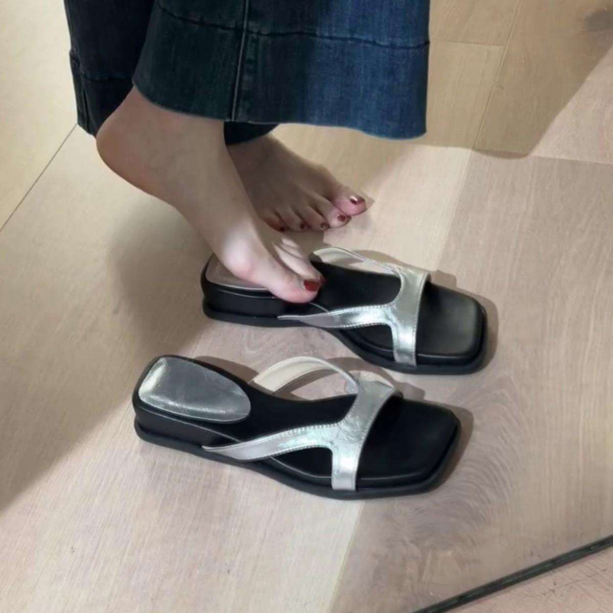Summer new square head flat bottom cool slippers women s skirt one word beach cool slippers women wear flat shoes 35
Summer new square head flat bottom cool slippers women s skirt one word beach cool slippers women wear flat shoes 35