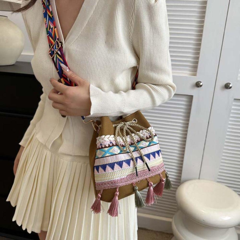 Tassel Drawstring Crossbody Bag Stripe Bucket Shape Handbag Ethnic Style Shoulder Bag Travel чорний
Tassel Drawstring Crossbody Bag Stripe Bucket Shape Handbag Ethnic Style Shoulder Bag Travel чорний