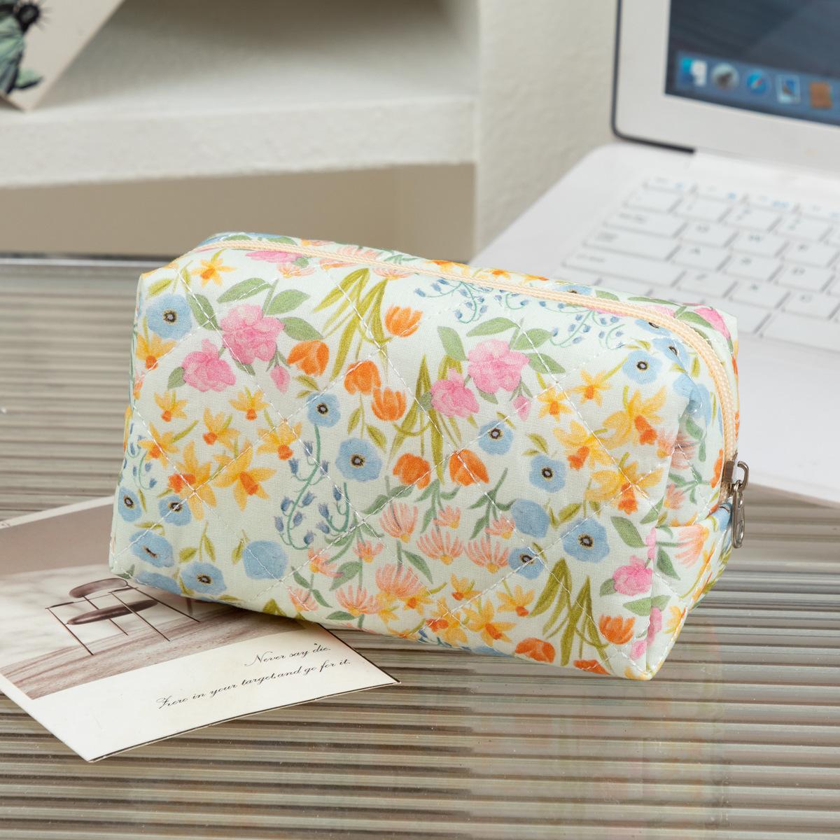 Quilted Floral Makeup Bag Large Capacity Women s Tote Cosmetic Pouch Zipper Toiletry Bag High Aesthetic Wash Bag for Travel
Quilted Floral Makeup Bag Large Capacity Women s Tote Cosmetic Pouch Zipper Toiletry Bag High Aesthetic Wash Bag for Travel
