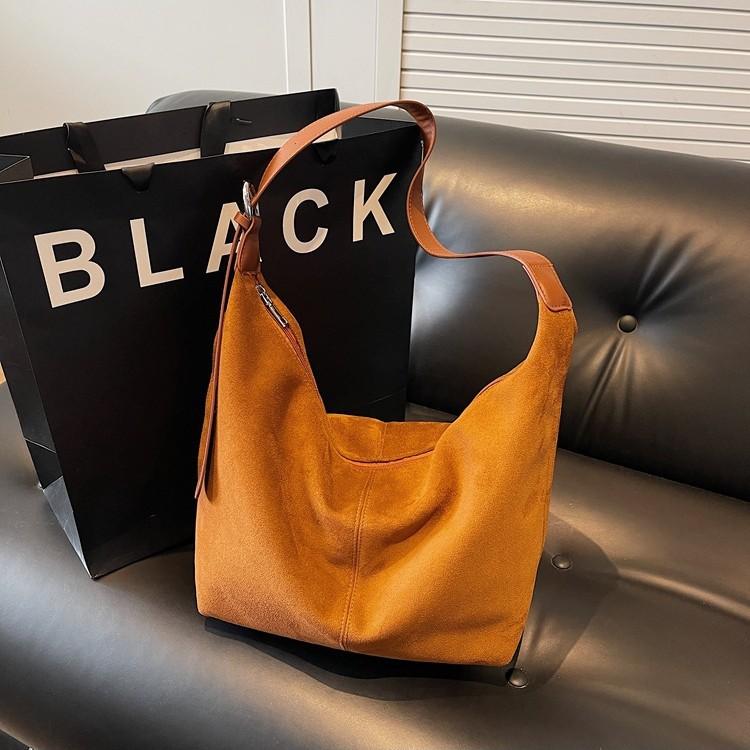 Suede bag women s large-capacity new autumn and winter casual shoulder messenger bag dumpling bag чёрный
Suede bag women s large-capacity new autumn and winter casual shoulder messenger bag dumpling bag чёрный