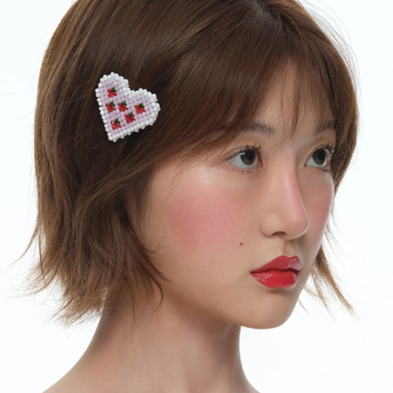 Eireve MILKY STRAWBERRY HEART HAIR CLIP Baby pink
Eireve MILKY STRAWBERRY HEART HAIR CLIP Baby pink