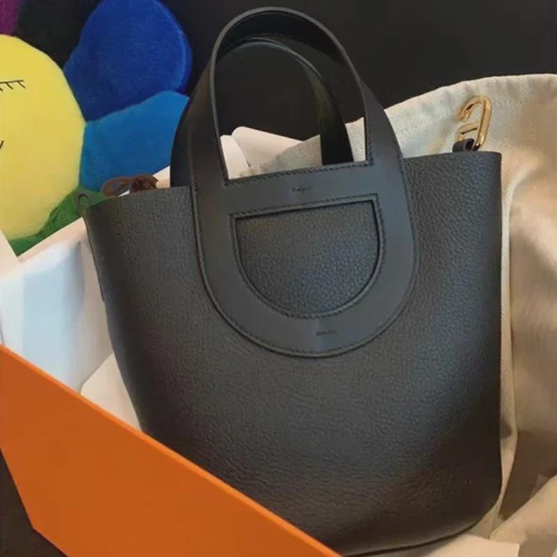 2024 Новый стиль женская сумка-корзина для овощей Pig Nose - TC Lychee Grain Cowhide, модная повседневная сумка-ведро большой вместимости 18cm Silver Buckle
2024 Новый стиль женская сумка-корзина для овощей Pig Nose - TC Lychee Grain Cowhide, модная повседневная сумка-ведро большой вместимости 18cm Silver Buckle