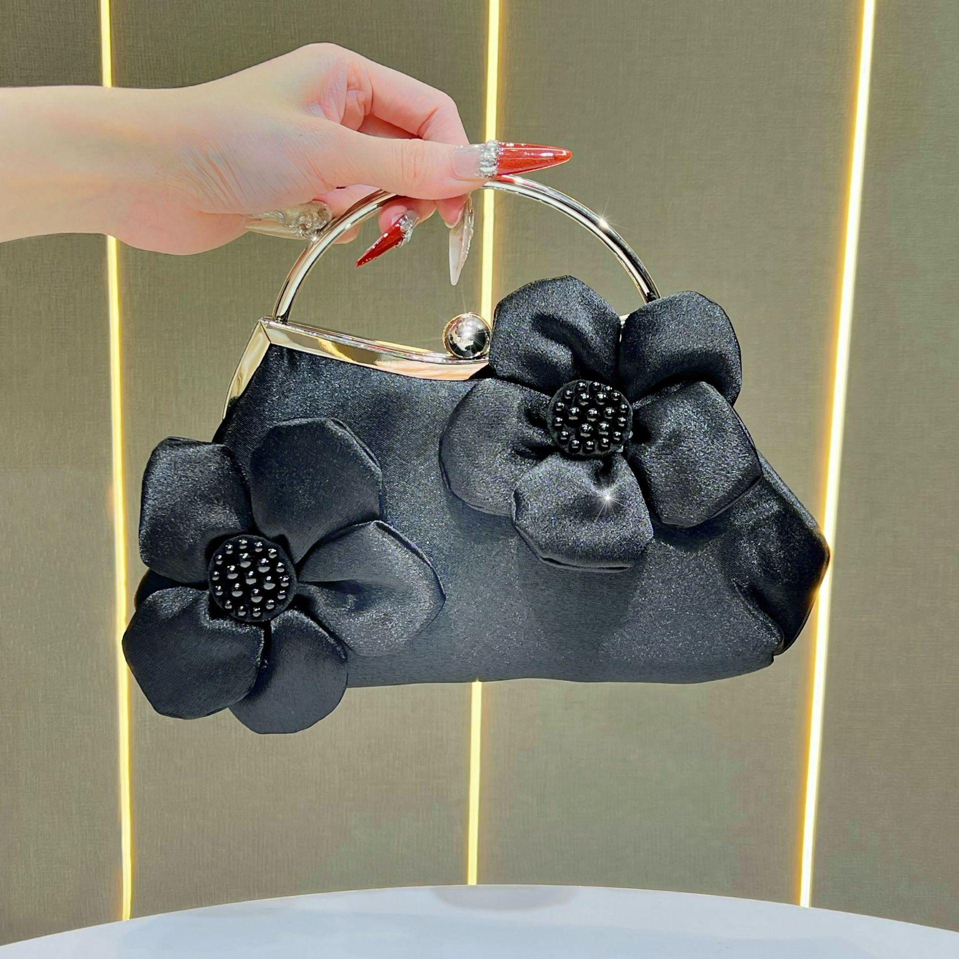 Fashion Appliques Floral Satin Clutch Purse Luxury Exquisite Women Handbag Wedding Party Banquet Bag Shoulder Crossbody Bag чёрный
Fashion Appliques Floral Satin Clutch Purse Luxury Exquisite Women Handbag Wedding Party Banquet Bag Shoulder Crossbody Bag чёрный