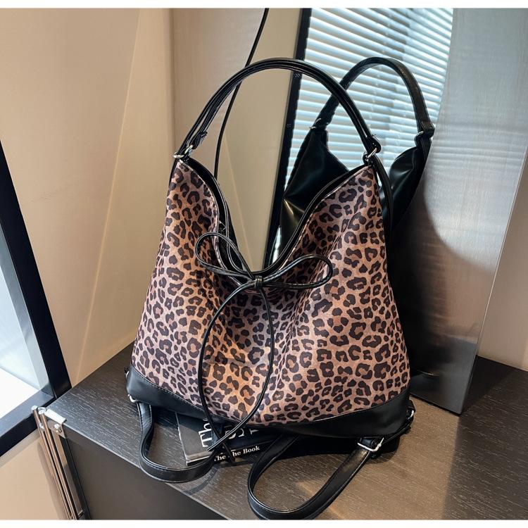Tote bag women s 2024 new large-capacity commuter backpack casual multi-functional high-end travel backpack
Tote bag women s 2024 new large-capacity commuter backpack casual multi-functional high-end travel backpack