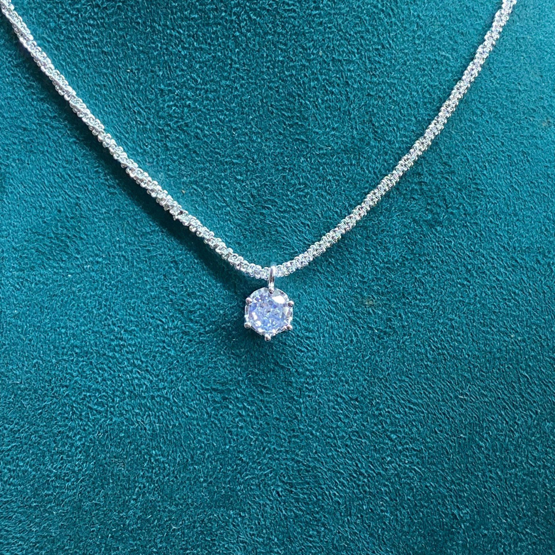 Green Diamond Sparkling Necklace Gypsy Star Pendant Simple Temperament Niche Light Luxury Clavicle Chain
Green Diamond Sparkling Necklace Gypsy Star Pendant Simple Temperament Niche Light Luxury Clavicle Chain