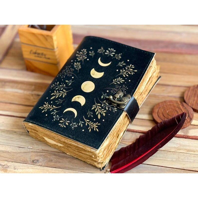 Кожаный журнал Солнце Луна Для мужчин женщин 200 страниц состаренной бумаги ручной работы с деклем Кожаный дорожный альбом для эскизов для мужчин женщин 7 x 5 in
Кожаный журнал Солнце Луна Для мужчин женщин 200 страниц состаренной бумаги ручной работы с деклем Кожаный дорожный альбом для эскизов для мужчин женщин 7 x 5 in