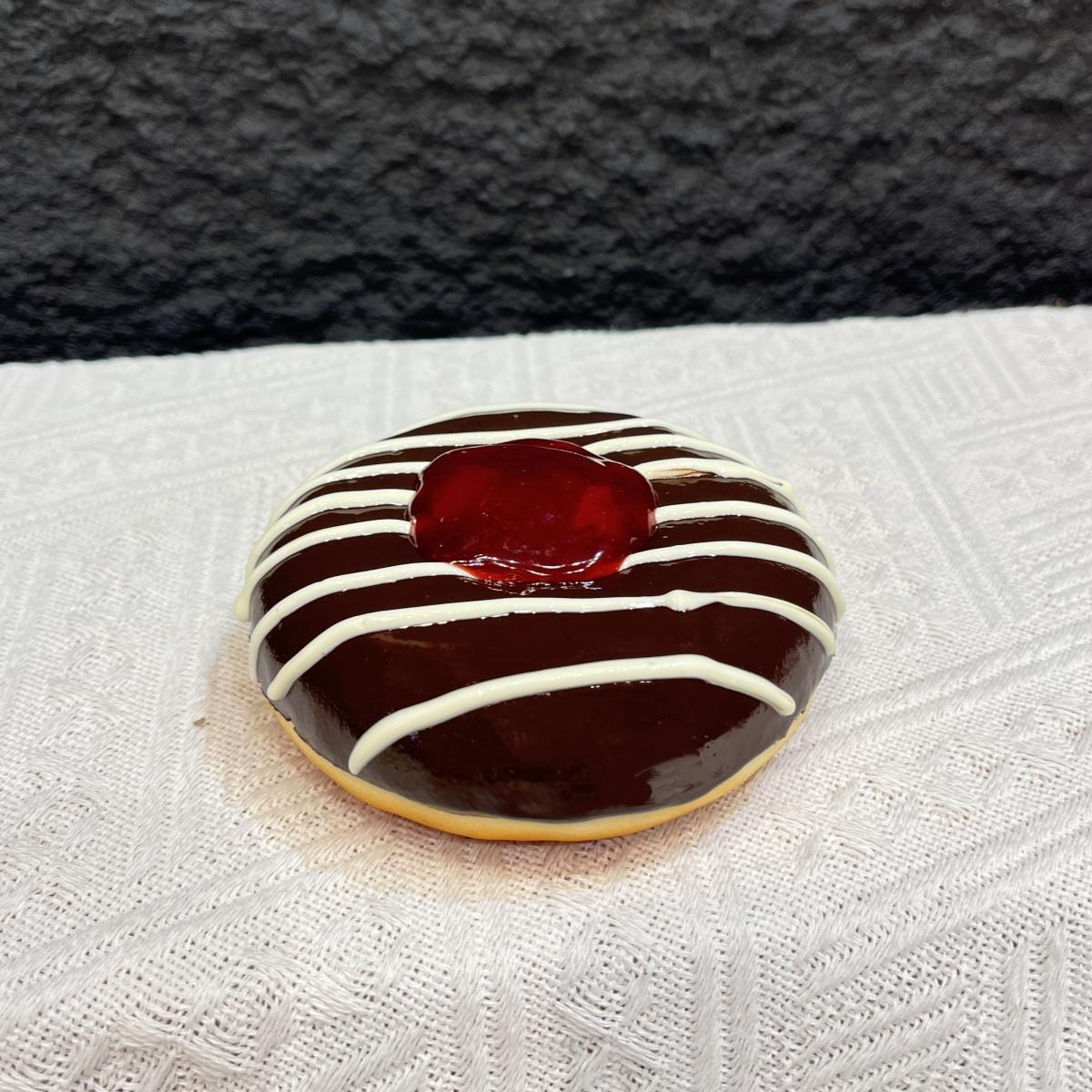 Hyper-Realistic Glazed Donut Model - Artistic Fake Pastry Prop for Home Decor, Bakery Display, Food Photography
Hyper-Realistic Glazed Donut Model - Artistic Fake Pastry Prop for Home Decor, Bakery Display, Food Photography
