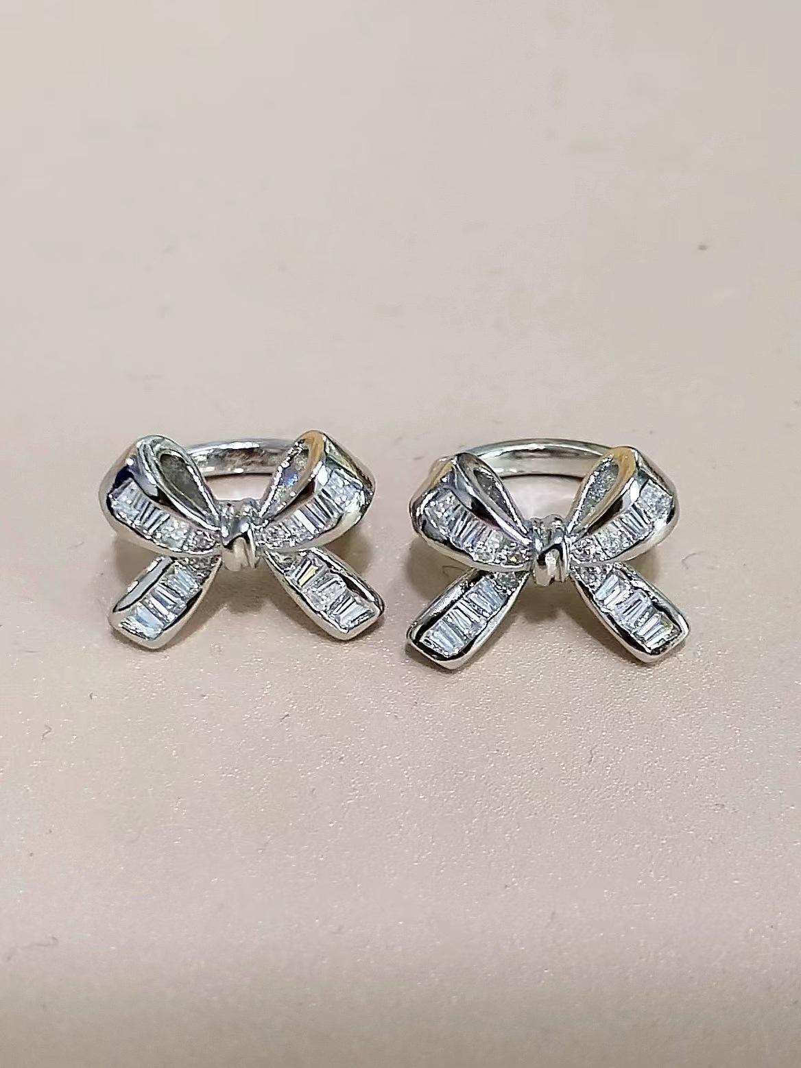 New flash diamond bow ear bone clip without ear hole light luxury high-end niche earrings women
New flash diamond bow ear bone clip without ear hole light luxury high-end niche earrings women