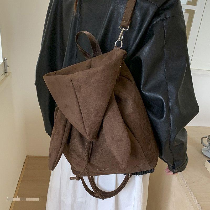Casual large-capacity suede bag women s new commuter versatile backpack spring and autumn retro backpack коричневий
Casual large-capacity suede bag women s new commuter versatile backpack spring and autumn retro backpack коричневий