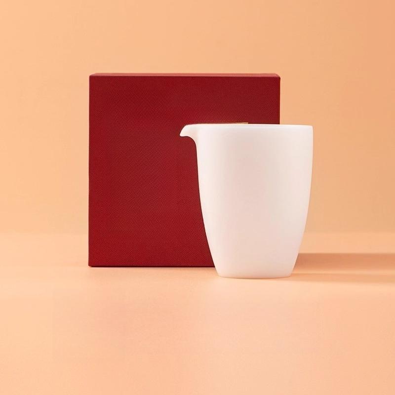 Yurun Zhuyuan Fair Cup Suet Jade White Porcelain High-end Kung Fu Tea Set Tea Separator Tea Separator Tea Sea 200ml
Yurun Zhuyuan Fair Cup Suet Jade White Porcelain High-end Kung Fu Tea Set Tea Separator Tea Separator Tea Sea 200ml