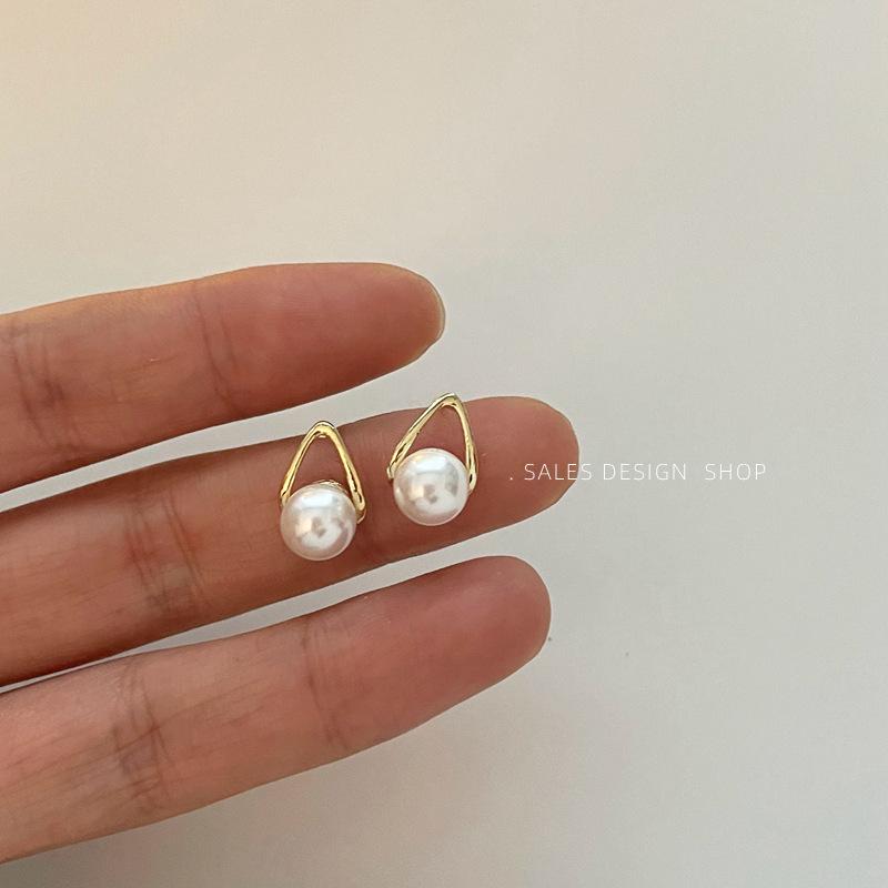 Dongdaemun Pearl Stud Earrings - Elegant, Versatile, Retro Design
Dongdaemun Pearl Stud Earrings - Elegant, Versatile, Retro Design