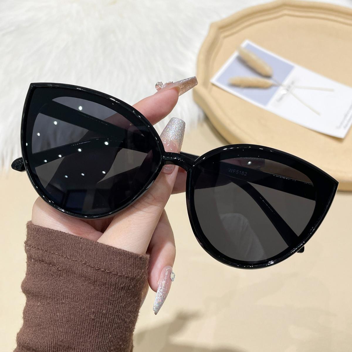 1pc European and American style men s and women s fashionable sunglasses trend versatile summer sun shading and UV protection li
1pc European and American style men s and women s fashionable sunglasses trend versatile summer sun shading and UV protection li