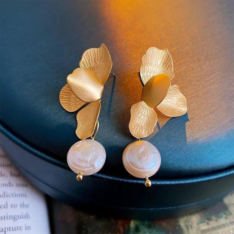 Elegant Natural Freshwater Pearls Earrings For Women Vintage Golden Petals Flower Drop Earring Jewelry For Party Wedding
Elegant Natural Freshwater Pearls Earrings For Women Vintage Golden Petals Flower Drop Earring Jewelry For Party Wedding