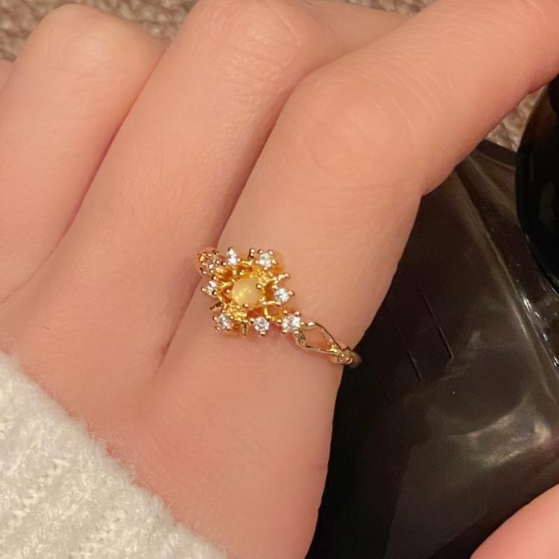 Moonstone Crab Retro Court Style Open Ring Female Niche Design Full Of Diamonds Zircon Ring Adjustable opening
Moonstone Crab Retro Court Style Open Ring Female Niche Design Full Of Diamonds Zircon Ring Adjustable opening