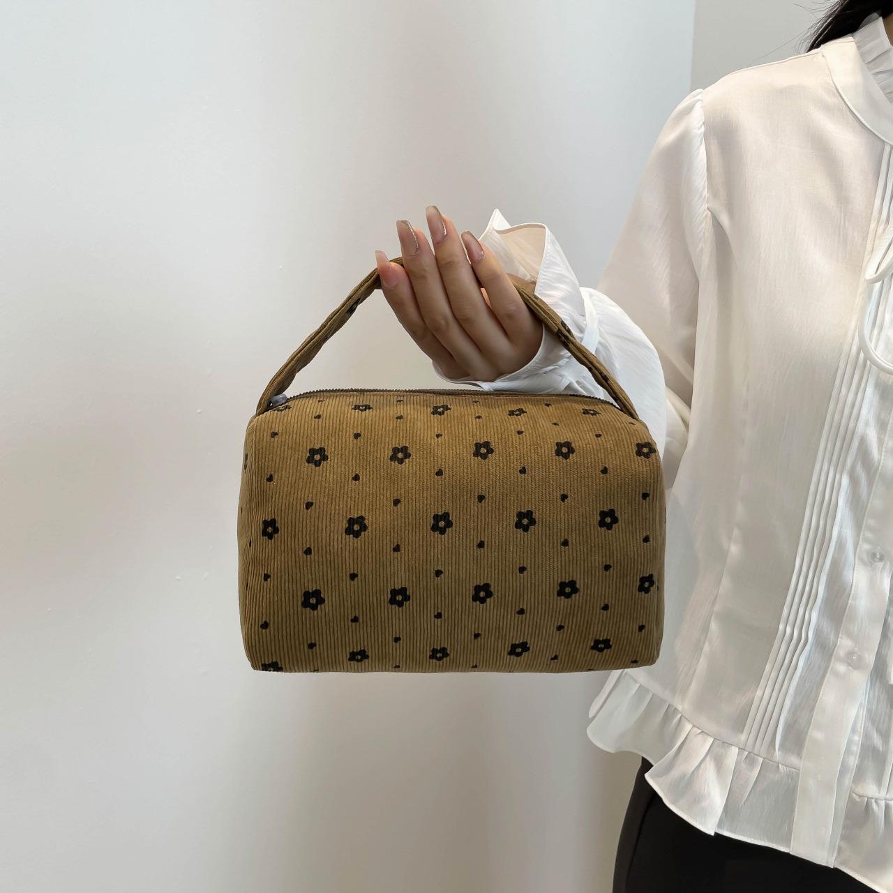 Квітковий жіночий пенал-косметичка великої місткості 20.5*12.5*12.5 cm коричневий
Квітковий жіночий пенал-косметичка великої місткості 20.5*12.5*12.5 cm коричневий