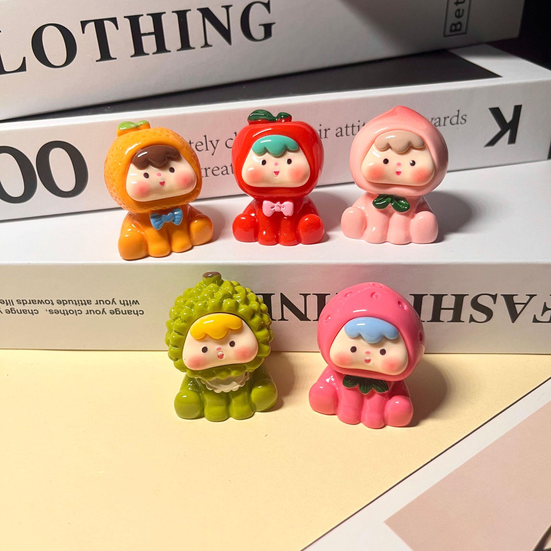 Брелок ручной работы из смоляной смолы с яркими лакированными фруктовыми медвежатами.
Брелок ручной работы из смоляной смолы с яркими лакированными фруктовыми медвежатами.