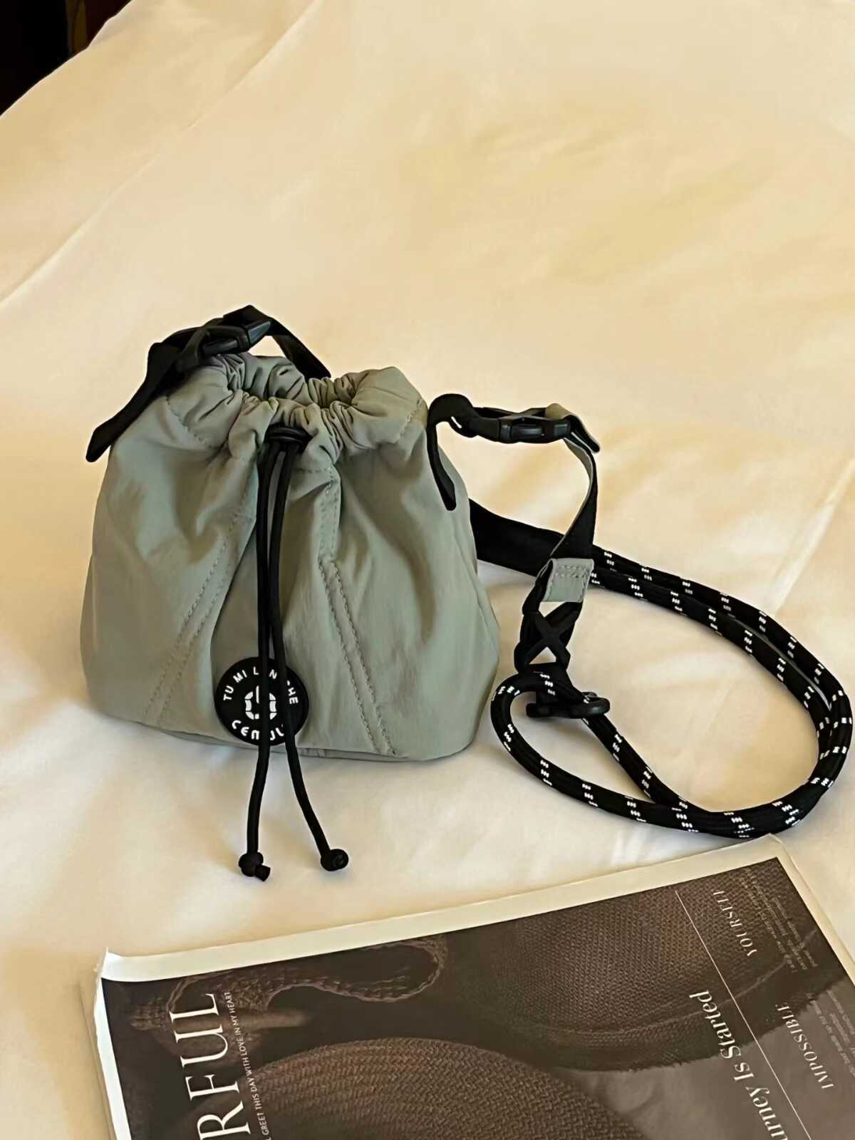 Сумка женская Cross Mountain Tips Bag Милая крутая повседневная сумка Нейтральный ветер Пол свободный одно плечо косой крест сумка
Сумка женская Cross Mountain Tips Bag Милая крутая повседневная сумка Нейтральный ветер Пол свободный одно плечо косой крест сумка