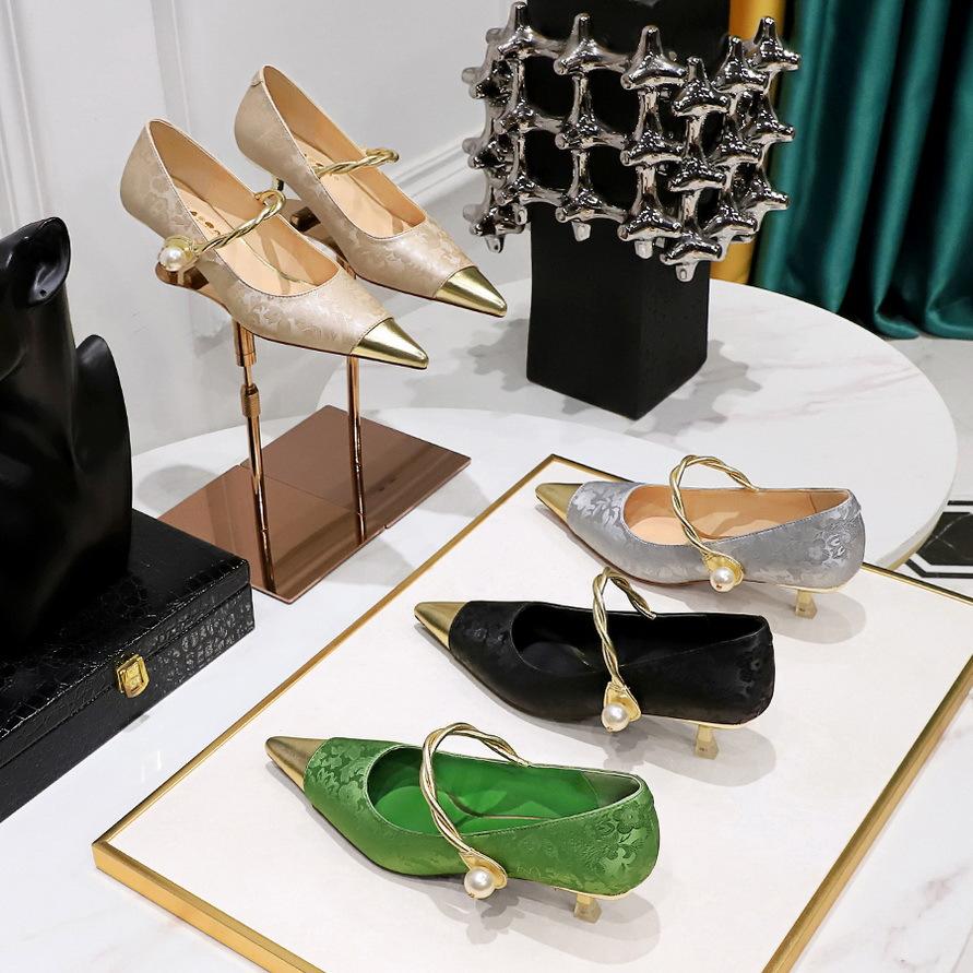 Women s shoes thin heel metal heel middle heel splicing color splicing pointed head light mouth word with pearl single shoes women 40 срібний
Women s shoes thin heel metal heel middle heel splicing color splicing pointed head light mouth word with pearl single shoes women 40 срібний