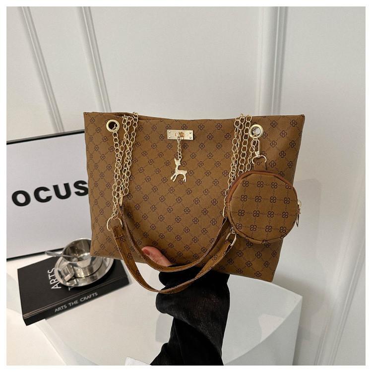 Retro Street Chic Large Capacity Tote Bag For Women 2024 New Simple Niche Chain Shoulder Handbag кавовий
Retro Street Chic Large Capacity Tote Bag For Women 2024 New Simple Niche Chain Shoulder Handbag кавовий