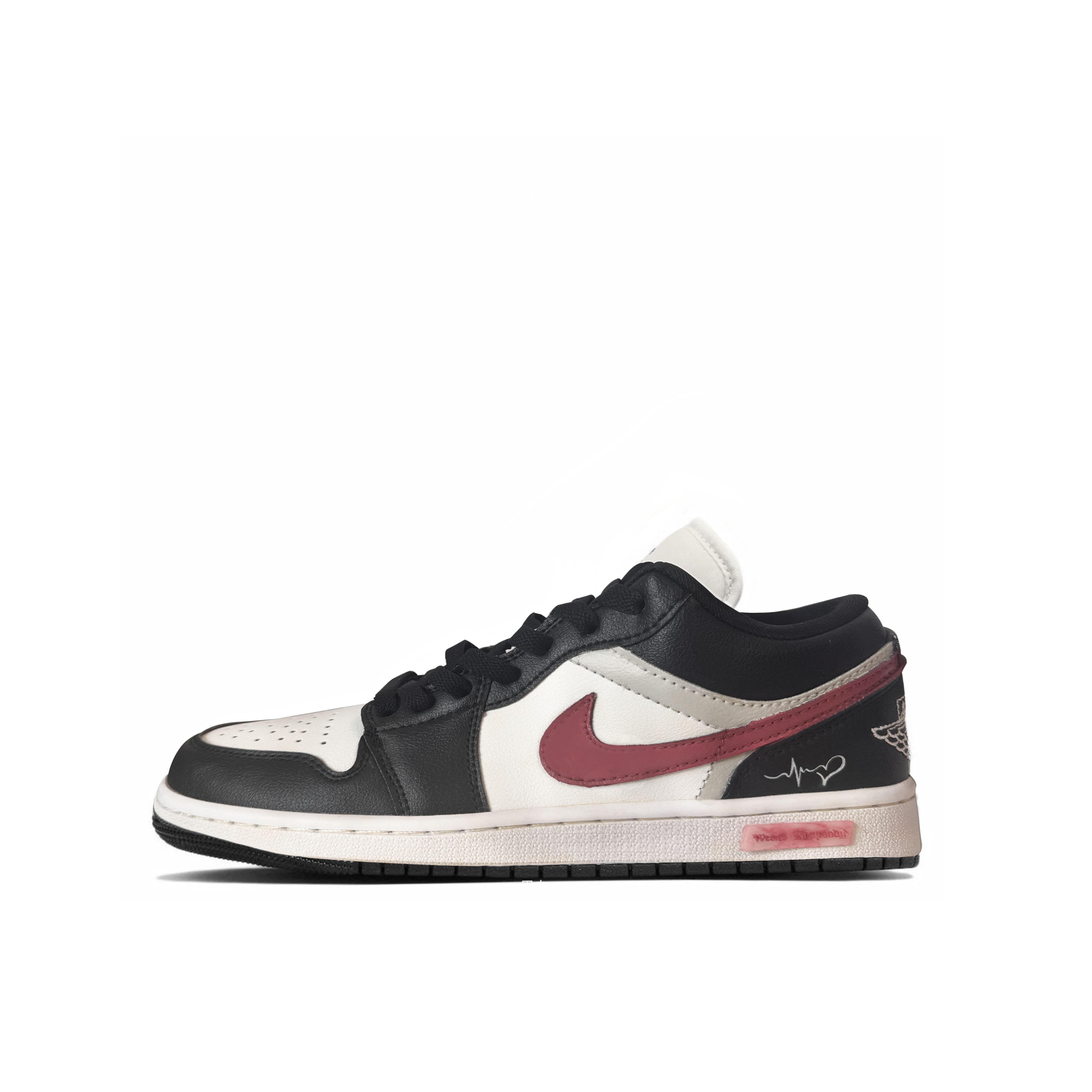 Jordan Air Jordan 1 Low top Vintage Basketball Shoes Women s Black DC0774-101(team470-) 39
Jordan Air Jordan 1 Low top Vintage Basketball Shoes Women s Black DC0774-101(team470-) 39