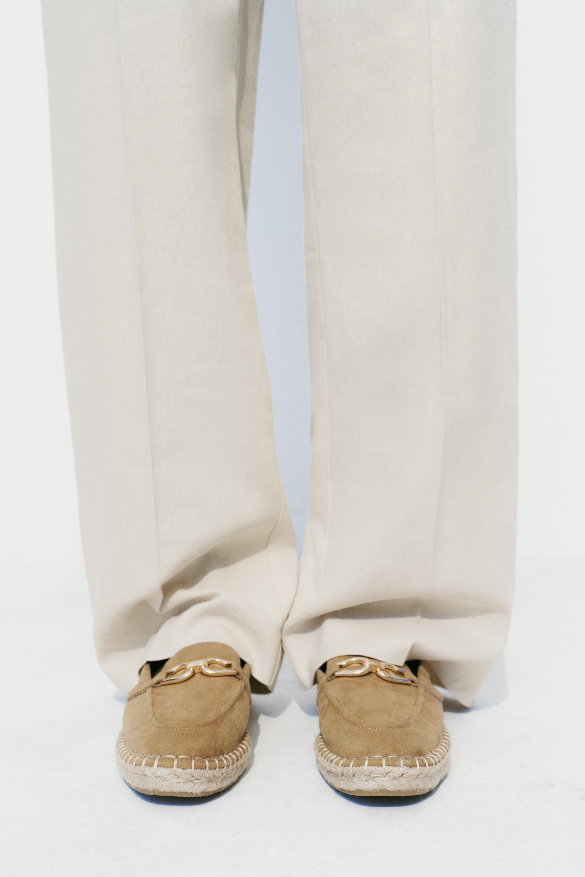 ЭСПАДРИЛИ, УКРАШЕННЫЕ МЕТАЛЛИЧЕСКИМИ ДЕТАЛЯМИ
ЭСПАДРИЛИ, УКРАШЕННЫЕ МЕТАЛЛИЧЕСКИМИ ДЕТАЛЯМИ