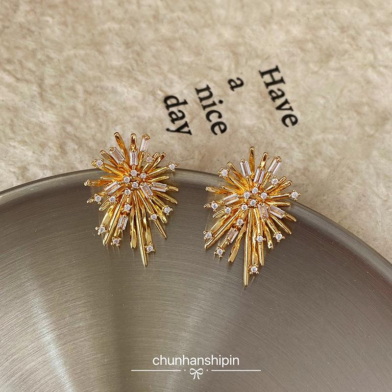 New fashion zircon fireworks without earrings, real gold electroplating temperament ear clips, light luxury and high-end summer earrings.
New fashion zircon fireworks without earrings, real gold electroplating temperament ear clips, light luxury and high-end summer earrings.
