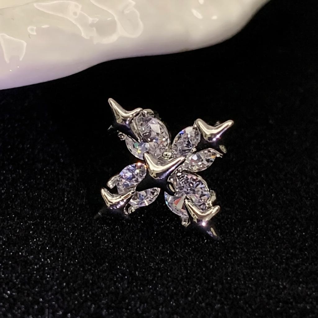 Zircon cross without ear piercings, earbone clip, personality, niche temperament, earrings, exquisite light luxury, high-end earrings.
Zircon cross without ear piercings, earbone clip, personality, niche temperament, earrings, exquisite light luxury, high-end earrings.